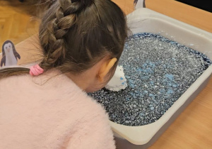 Odkrywamy zimę przez zabawę gr VII