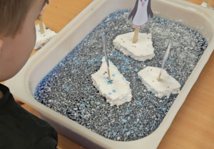 Odkrywamy zimę przez zabawę gr VII