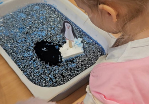 Odkrywamy zimę przez zabawę gr VII