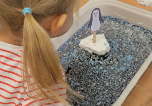 Odkrywamy zimę przez zabawę gr VII