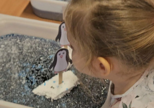 Odkrywamy zimę przez zabawę gr VII