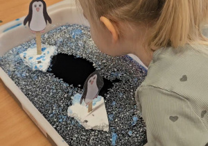 Odkrywamy zimę przez zabawę gr VII