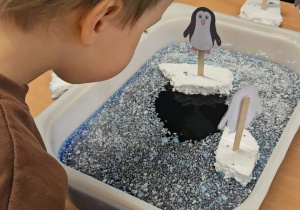 Odkrywamy zimę przez zabawę gr VII