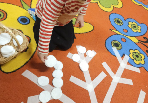 Odkrywamy zimę przez zabawę gr VII