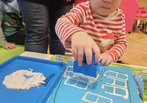 Odkrywamy zimę przez zabawę gr VII