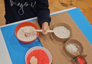 Odkrywamy zimę przez zabawę gr VII