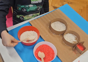 Odkrywamy zimę przez zabawę gr VII