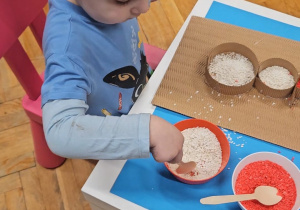 Odkrywamy zimę przez zabawę gr VII