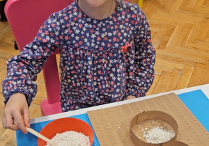 Odkrywamy zimę przez zabawę gr VII