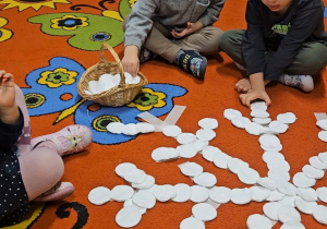 Odkrywamy zimę przez zabawę gr VII