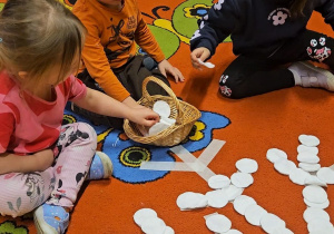 Odkrywamy zimę przez zabawę gr VII