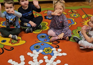 Odkrywamy zimę przez zabawę gr VII