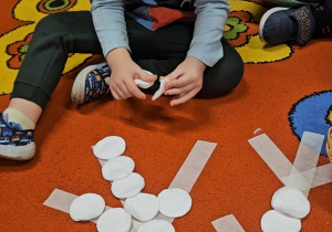 Odkrywamy zimę przez zabawę gr VII