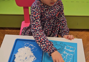 Odkrywamy zimę przez zabawę gr VII