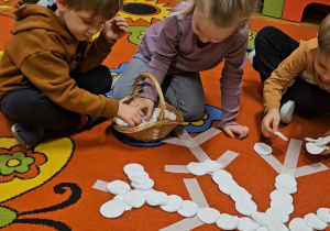 Odkrywamy zimę przez zabawę gr VII