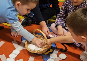 Odkrywamy zimę przez zabawę gr VII