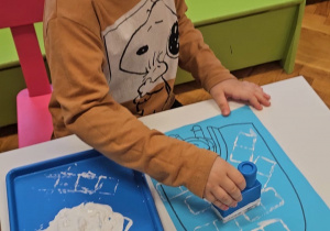 Odkrywamy zimę przez zabawę gr VII