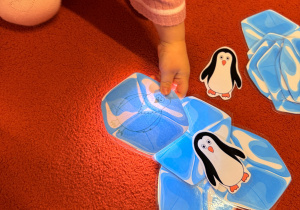 Odkrywamy zimę przez zabawę gr VII