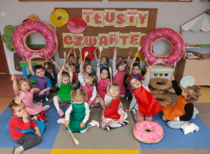 "Gdy Ci smutno, gdy Ci źle, pączek rozweseli Cię!" - Tłusty czwartek w grupie IX