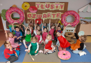 "Gdy Ci smutno, gdy Ci źle, pączek rozweseli Cię!" - Tłusty czwartek w grupie IX