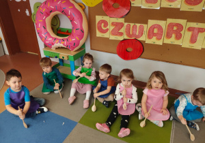 "Gdy Ci smutno, gdy Ci źle, pączek rozweseli Cię!" - Tłusty czwartek w grupie IX