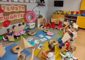 "Gdy Ci smutno, gdy Ci źle, pączek rozweseli Cię!" - Tłusty czwartek w grupie IX