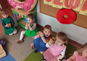 "Gdy Ci smutno, gdy Ci źle, pączek rozweseli Cię!" - Tłusty czwartek w grupie IX