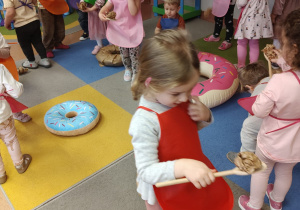 "Gdy Ci smutno, gdy Ci źle, pączek rozweseli Cię!" - Tłusty czwartek w grupie IX