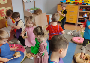 "Gdy Ci smutno, gdy Ci źle, pączek rozweseli Cię!" - Tłusty czwartek w grupie IX