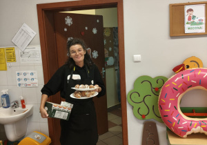 "Gdy Ci smutno, gdy Ci źle, pączek rozweseli Cię!" - Tłusty czwartek w grupie IX