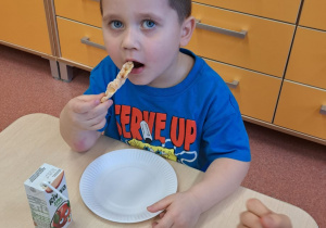 "Gdy Ci smutno, gdy Ci źle, pączek rozweseli Cię!" - Tłusty czwartek w grupie IX