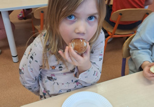 "Gdy Ci smutno, gdy Ci źle, pączek rozweseli Cię!" - Tłusty czwartek w grupie IX