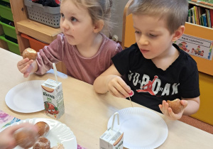 "Gdy Ci smutno, gdy Ci źle, pączek rozweseli Cię!" - Tłusty czwartek w grupie IX