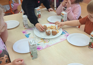 "Gdy Ci smutno, gdy Ci źle, pączek rozweseli Cię!" - Tłusty czwartek w grupie IX