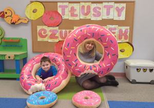 "Gdy Ci smutno, gdy Ci źle, pączek rozweseli Cię!" - Tłusty czwartek w grupie IX