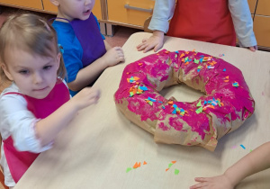 "Gdy Ci smutno, gdy Ci źle, pączek rozweseli Cię!" - Tłusty czwartek w grupie IX