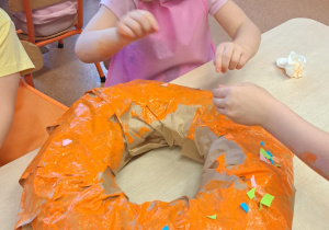 "Gdy Ci smutno, gdy Ci źle, pączek rozweseli Cię!" - Tłusty czwartek w grupie IX