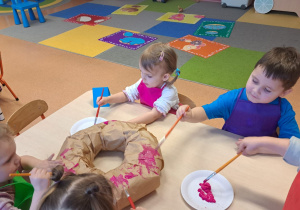 "Gdy Ci smutno, gdy Ci źle, pączek rozweseli Cię!" - Tłusty czwartek w grupie IX