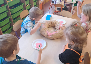 "Gdy Ci smutno, gdy Ci źle, pączek rozweseli Cię!" - Tłusty czwartek w grupie IX