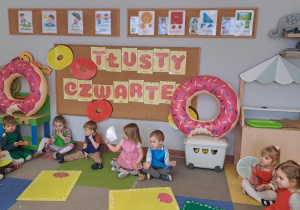 "Gdy Ci smutno, gdy Ci źle, pączek rozweseli Cię!" - Tłusty czwartek w grupie IX