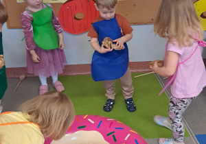 "Gdy Ci smutno, gdy Ci źle, pączek rozweseli Cię!" - Tłusty czwartek w grupie IX