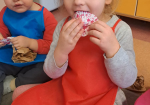 "Gdy Ci smutno, gdy Ci źle, pączek rozweseli Cię!" - Tłusty czwartek w grupie IX