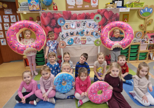 Dzisiaj pączki i pączusie, wypinają swoje brzusie … Tłusty Czwartek w grupie X