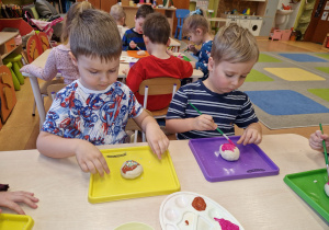 Dzisiaj pączki i pączusie, wypinają swoje brzusie … Tłusty Czwartek w grupie X