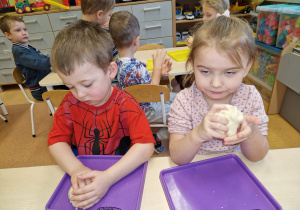 Dzisiaj pączki i pączusie, wypinają swoje brzusie … Tłusty Czwartek w grupie X