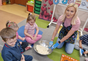 Dzisiaj pączki i pączusie, wypinają swoje brzusie … Tłusty Czwartek w grupie X