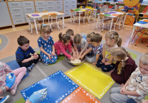 Dzisiaj pączki i pączusie, wypinają swoje brzusie … Tłusty Czwartek w grupie X