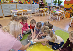 Dzisiaj pączki i pączusie, wypinają swoje brzusie … Tłusty Czwartek w grupie X