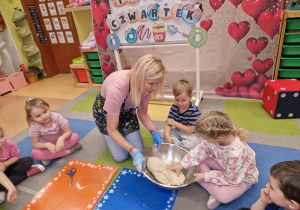Dzisiaj pączki i pączusie, wypinają swoje brzusie … Tłusty Czwartek w grupie X