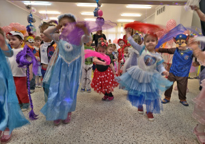 Maski, stroje i korony – dziś karnawał wymarzony … walentynkowo-karnawałowy bal – Grupa X .